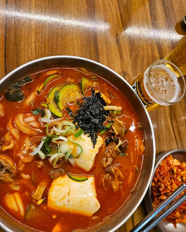 푸짐한 양과 정갈한 맛이 일품인 칼국수 한 상