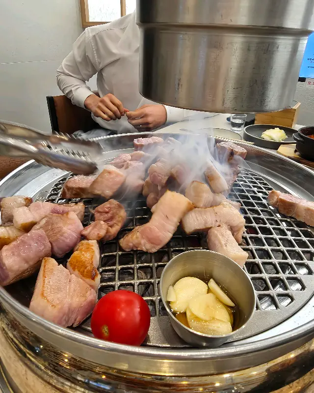 초벌되어 나온 꼬들살이 숯불 위에서 맛있게 구워지고 있는 모습