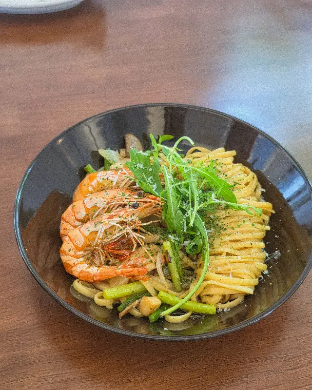 신선한 루꼴라와 새우가 올려진 바질페스토 오일 파스타