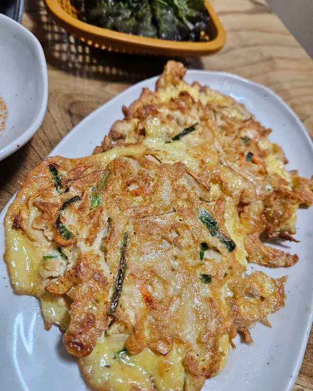 노릇하게 구워진 버섯전