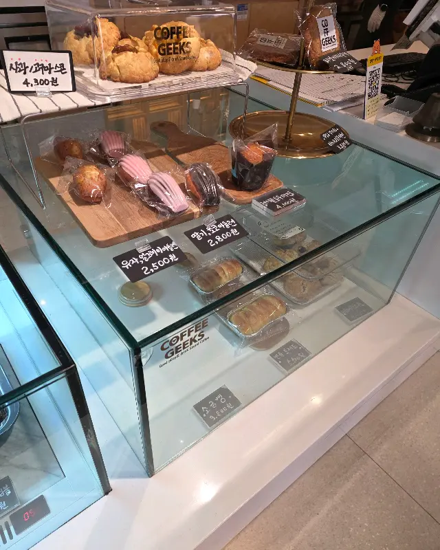 다양한 디저트와 음료