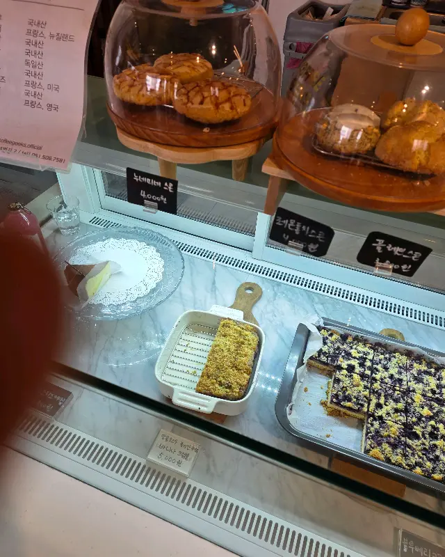 다양한 디저트가 진열된 쇼케이스