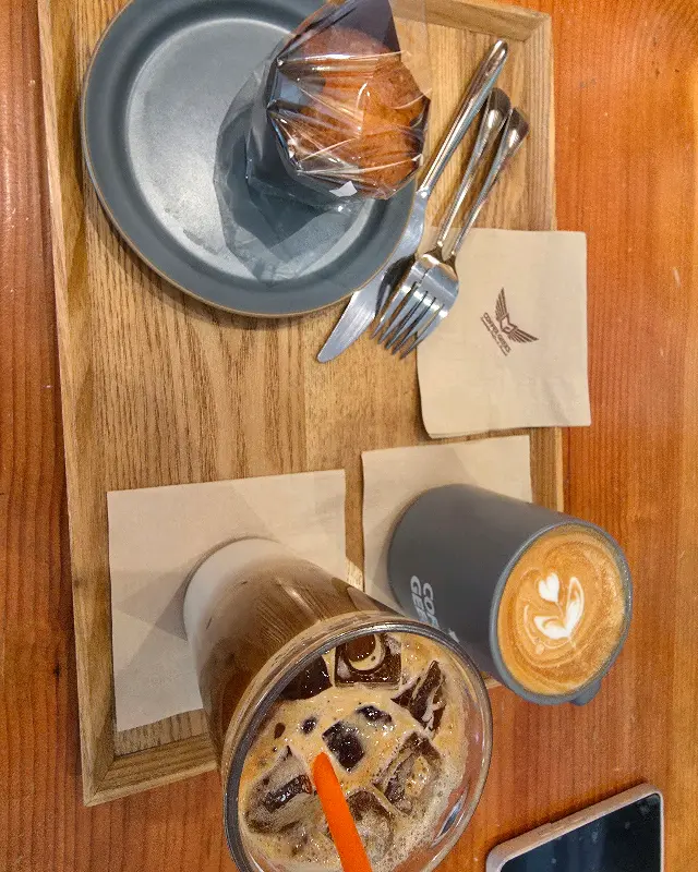 따뜻한 커피 한 잔과 디저트