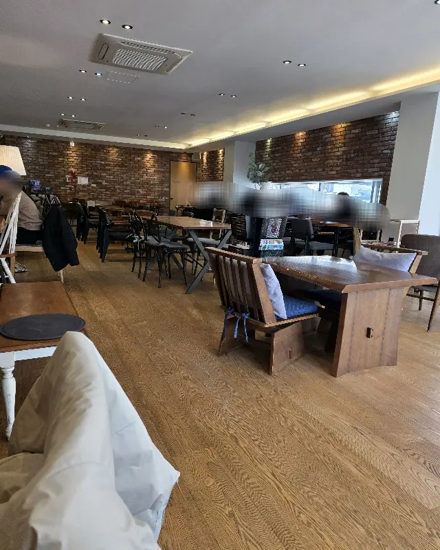 넓은 공간과 다양한 좌석이 마련된 커피긱스