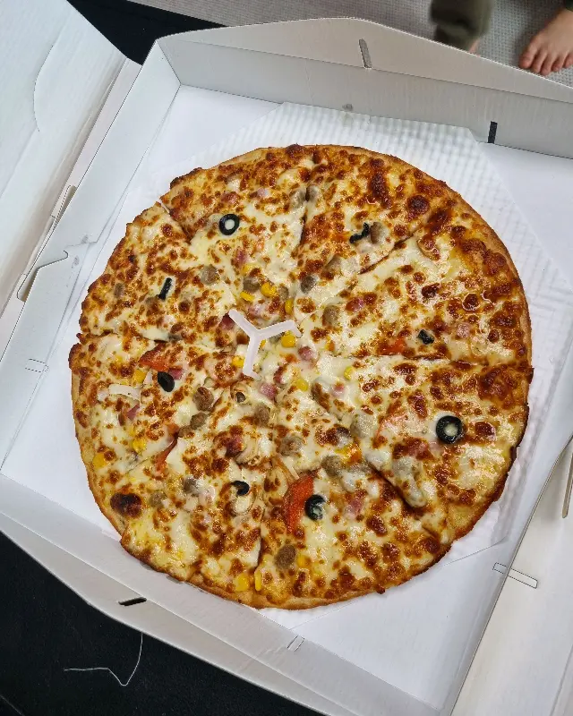 피자 박스 안의 콤비네이션 피자