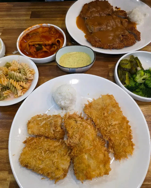 52돈까스의 푸짐한 한 상 차림