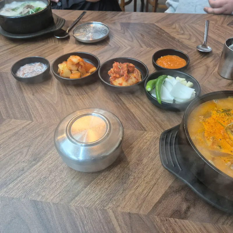 푸짐한 반찬과 국밥의 조화