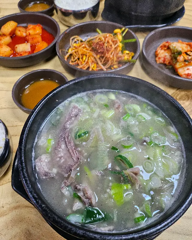 소머리국밥과 반찬 전체샷