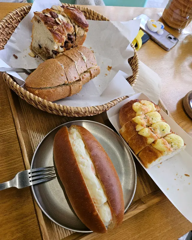 바구니에 담긴 빵