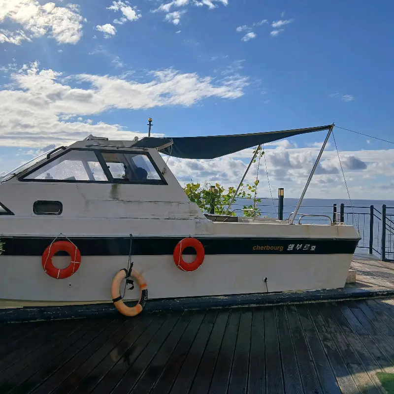 카페 앞에 전시된 배