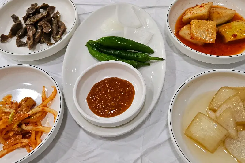 흑미 삼계탕과 함께 제공되는 정갈한 밑반찬