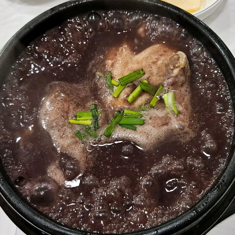 흑미 삼계탕 속 닭의 모습
