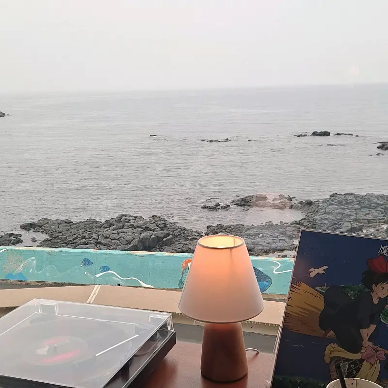 창밖 풍경과 턴테이블