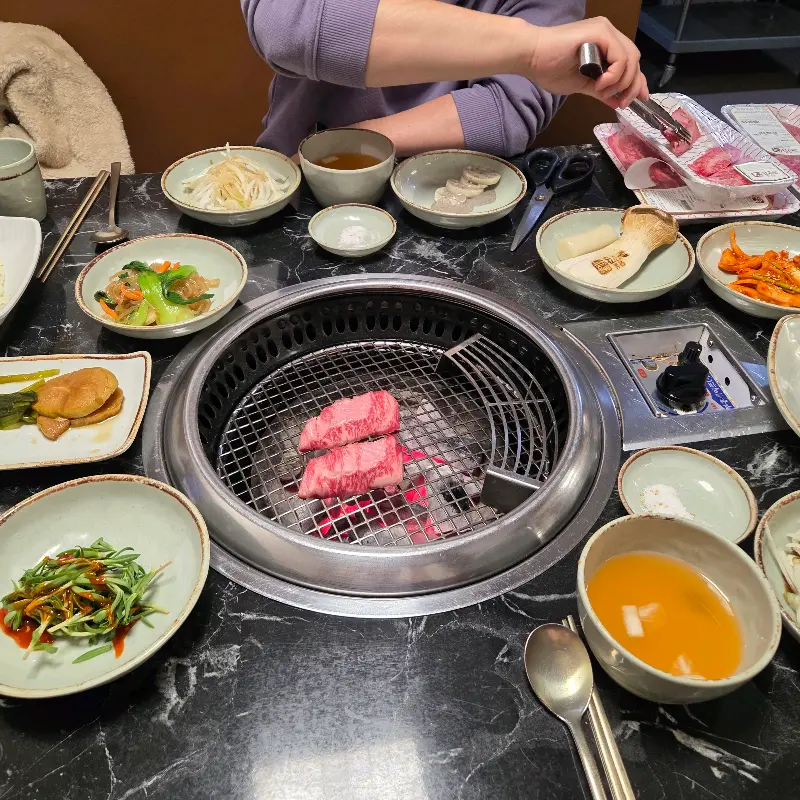 숯불 위에서 익어가는 한우 구이