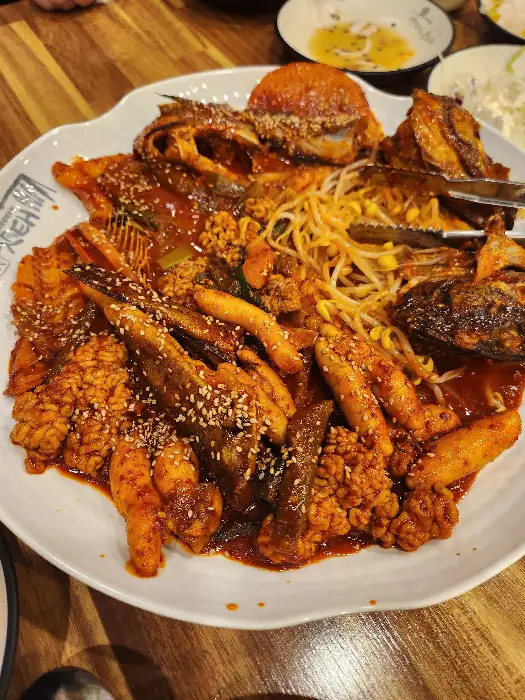 푸짐하게 차려진 명태조림 한상차림