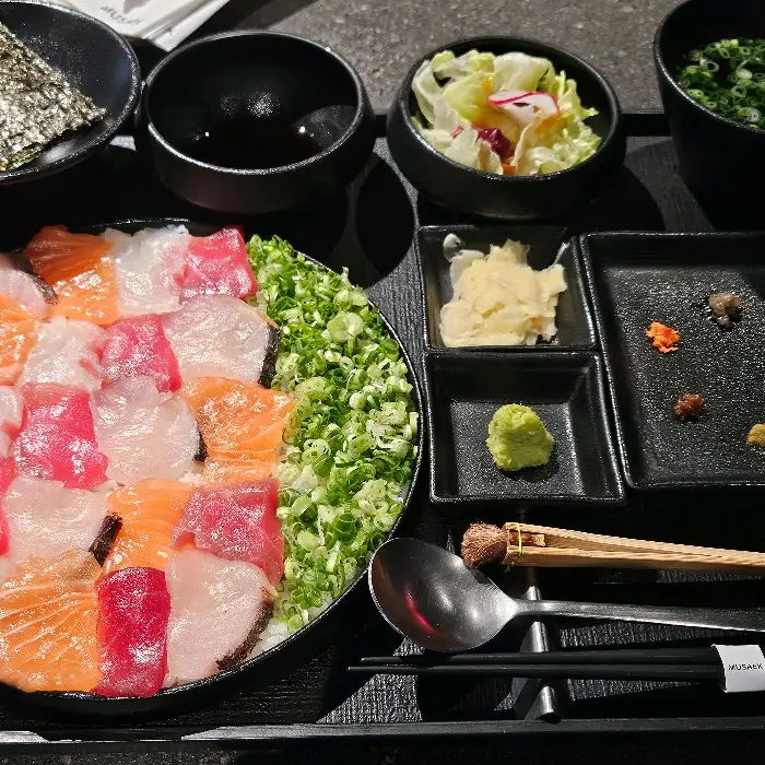 다양한 종류의 숙성회가 정갈하게 담겨 있는 모듬 숙성회