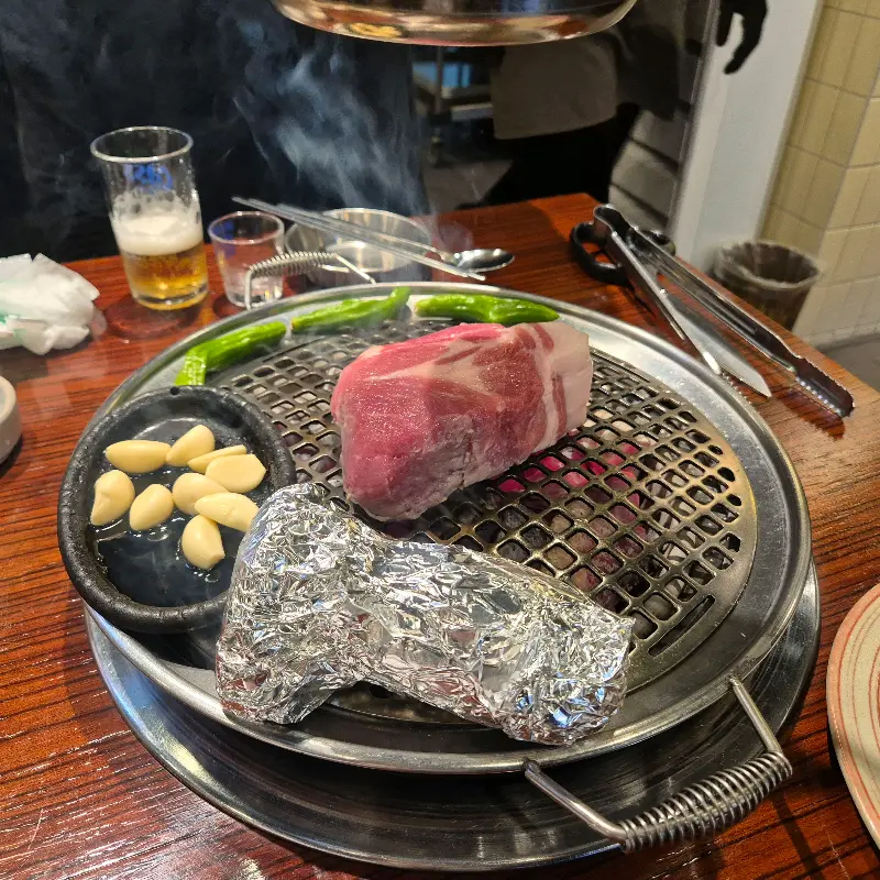 숯불 위에서 익어가는 목살