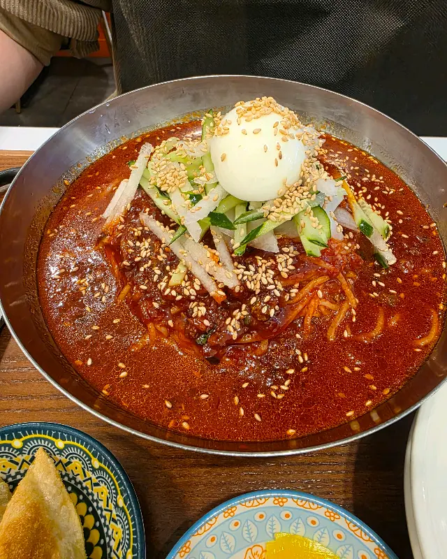 푸짐한 비빔국수