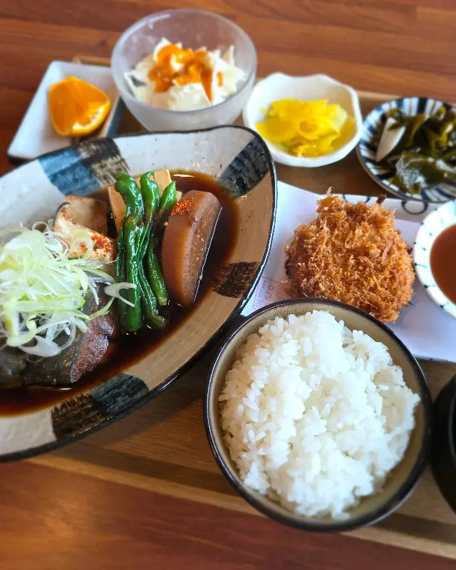 정갈하게 차려진 료리야의 한 상