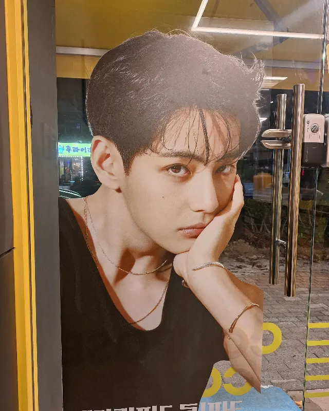 컴포즈 커피 외부 광고