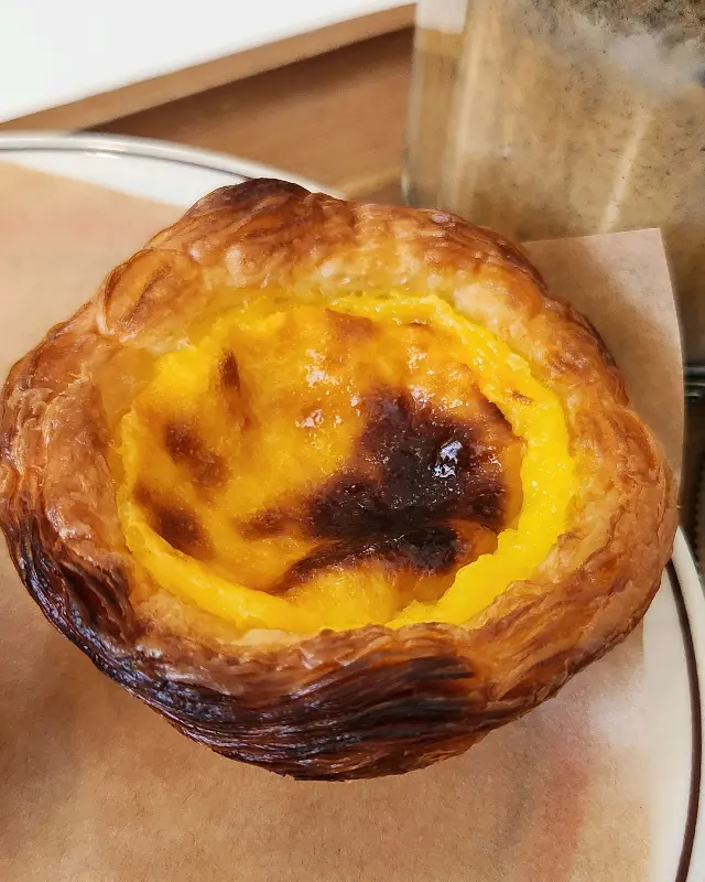 바삭한 겉면과 촉촉한 속이 인상적인 에그타르트