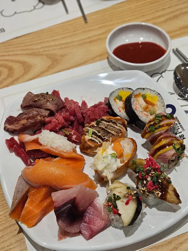 다양한 롤과 초밥