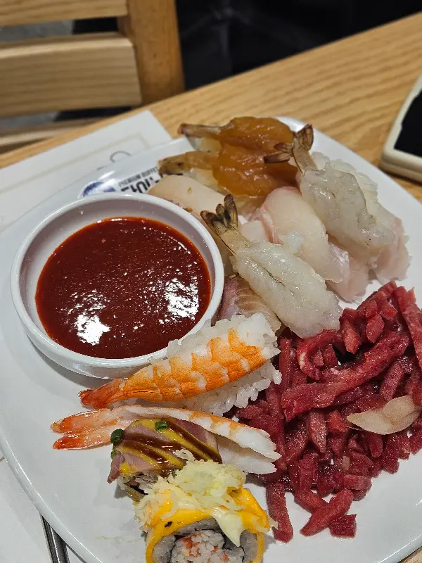 신선한 초밥과 육회