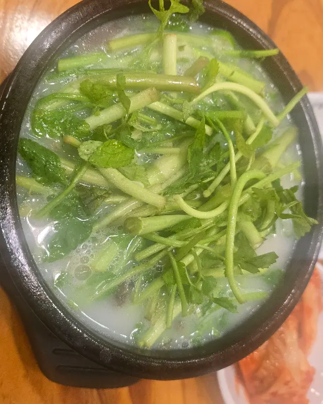 미나리가 듬뿍 올라간 순대국