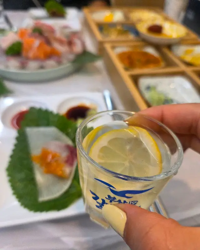 상큼한 레몬 슬라이스가 들어간 소주 한 잔