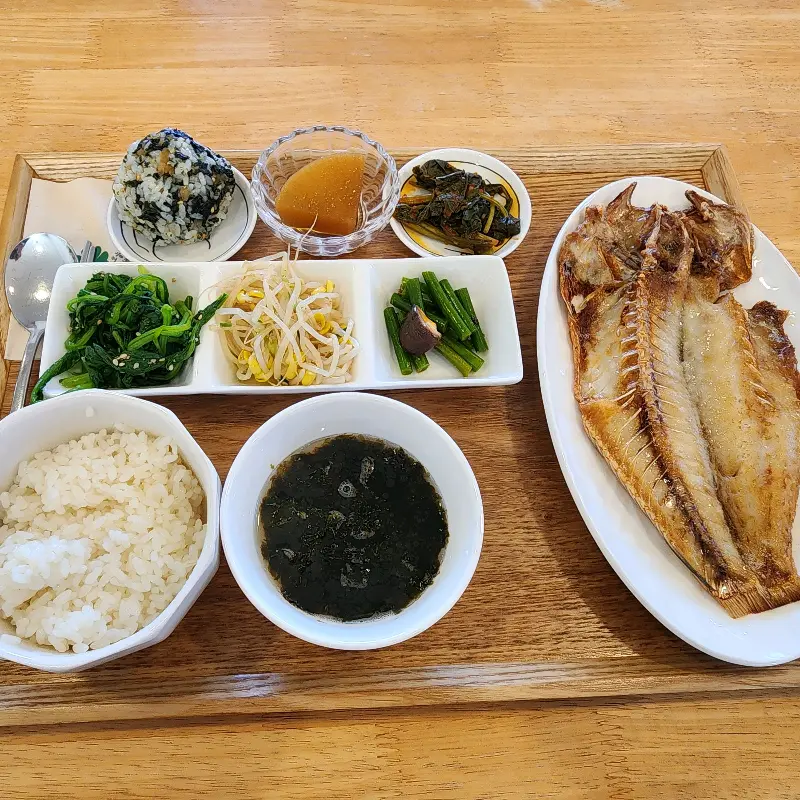 정갈하게 차려진 옥돔구이 정식 한 상