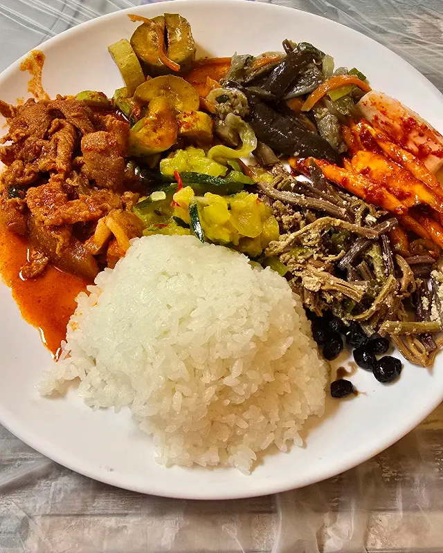 정갈하게 차려진 밑반찬