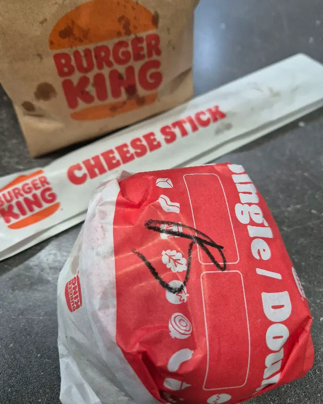 포장된 햄버거와 치즈스틱
