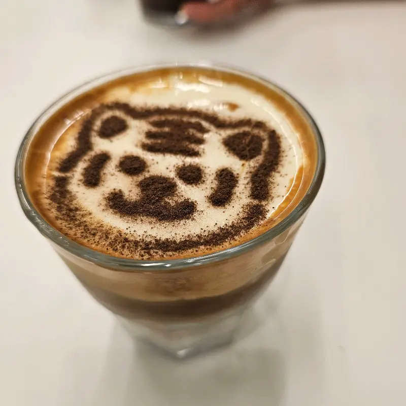 시나몬으로 귀엽게 그려진 호랑이 라떼