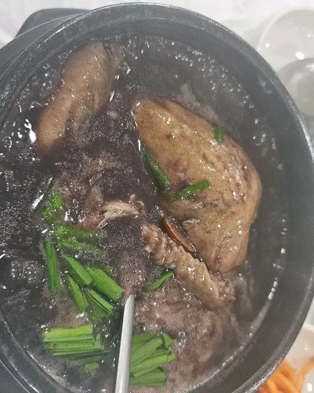 흑미 삼계탕 속 닭고기 클로즈업