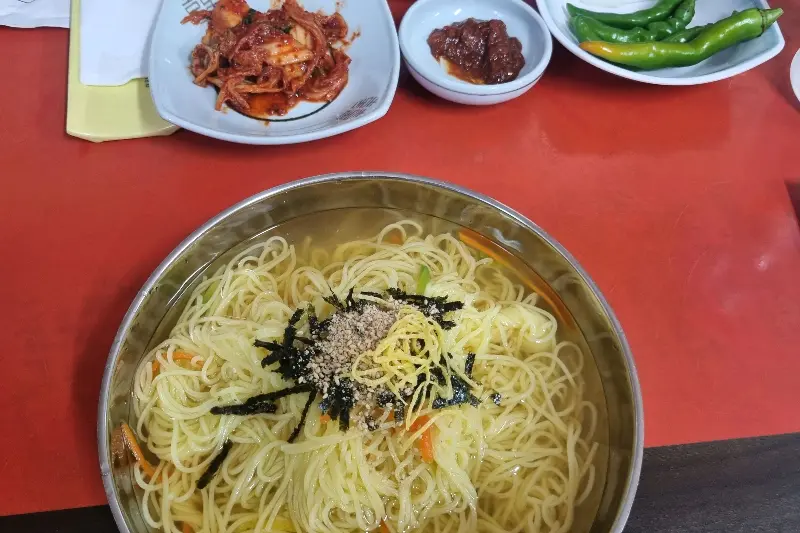 정갈하게 차려진 밑반찬