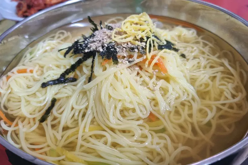 고명으로 김가루와 계란지단이 올려진 잔치국수