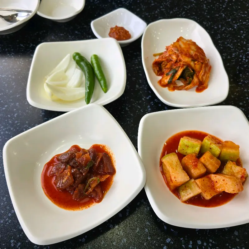 정갈하게 담긴 밑반찬