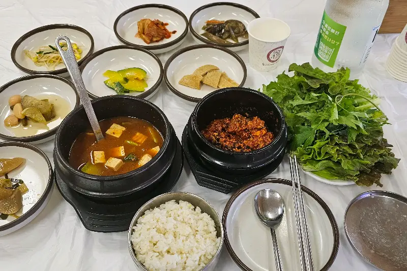 보글보글 끓고 있는 된장찌개와 우렁쌈장