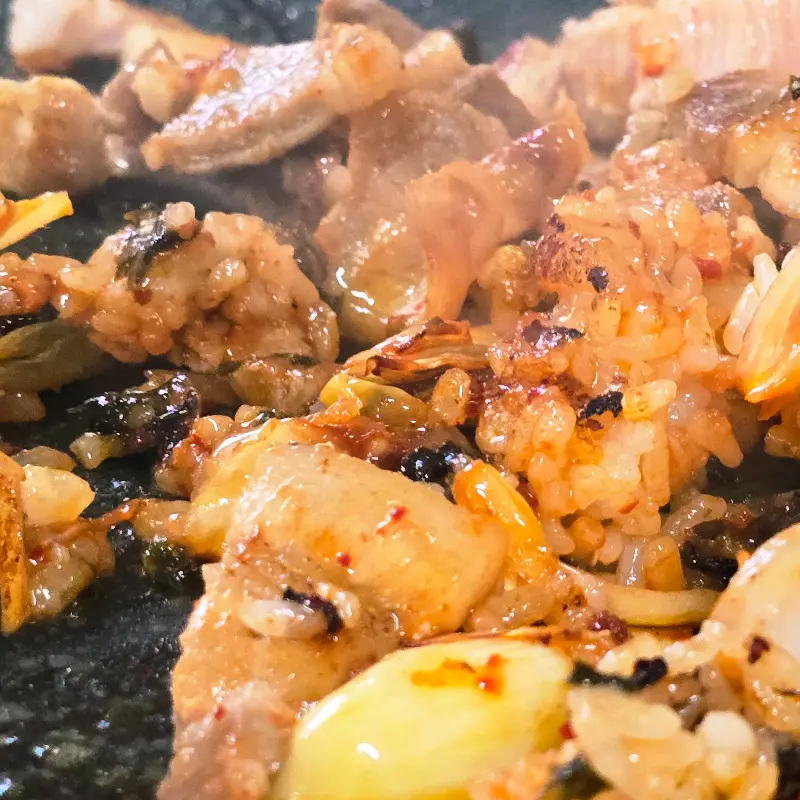 불판 위에 맛있게 볶아진 볶음밥