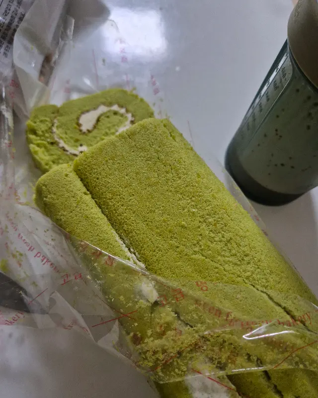 녹차 롤케이크 단면