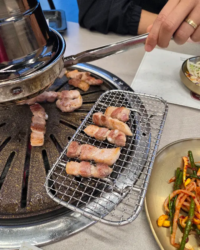 노릇노릇 구워지는 삼겹살