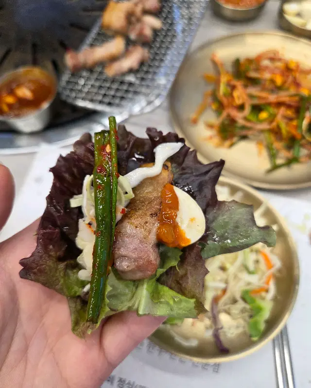 쌈 채소에 싸 먹는 삼겹살