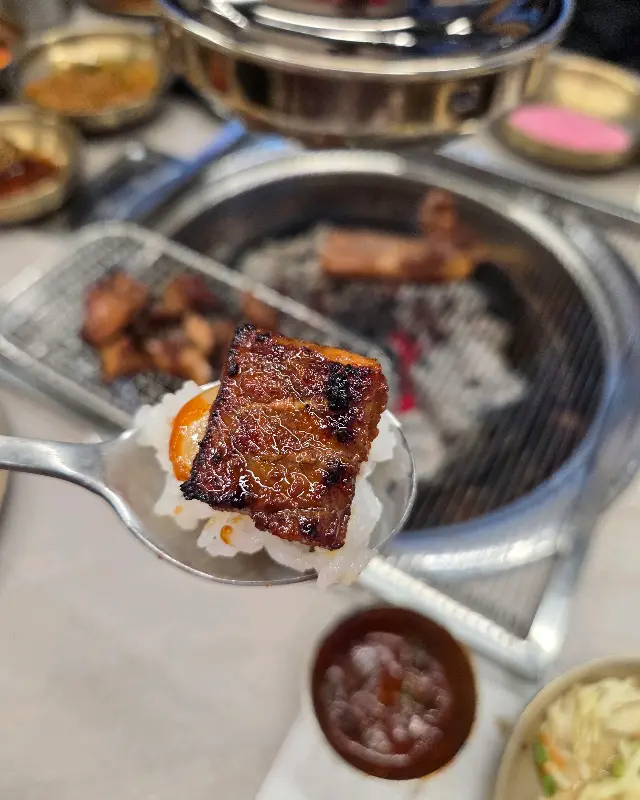 밥 위에 올려진 돼지갈비 한 점