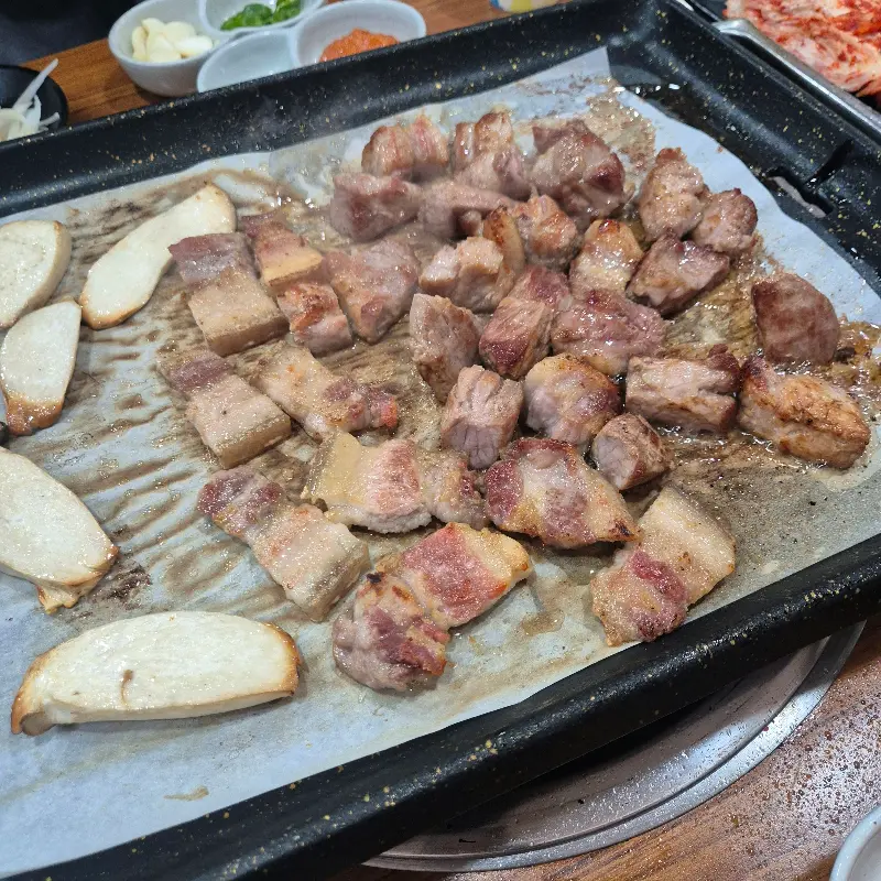 잘 구워진 흑돼지