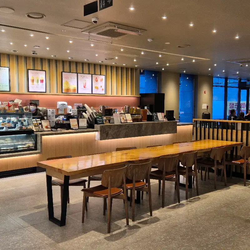 스타벅스 내부 전경