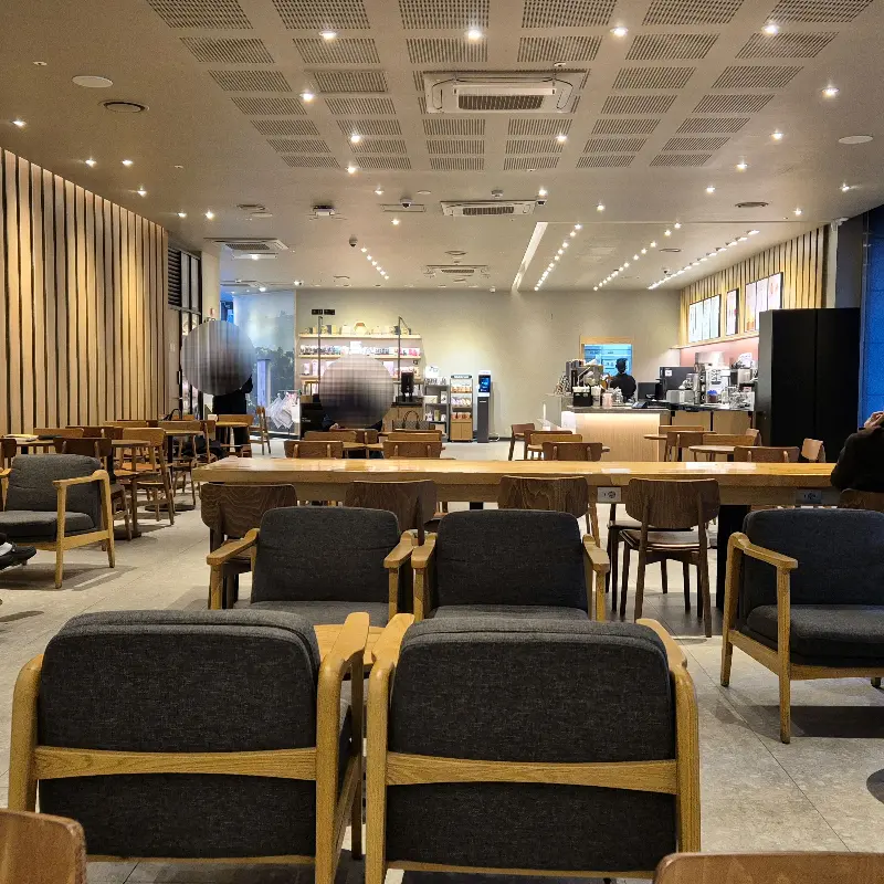 넓고 편안한 매장 내부