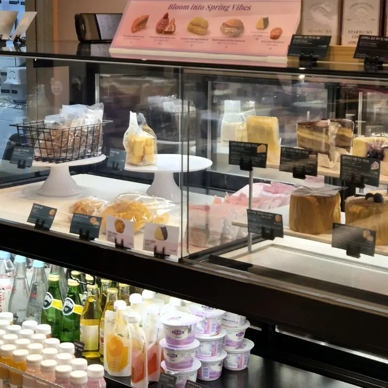 다양한 디저트 쇼케이스