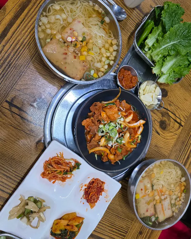 푸짐하게 차려진 한 상