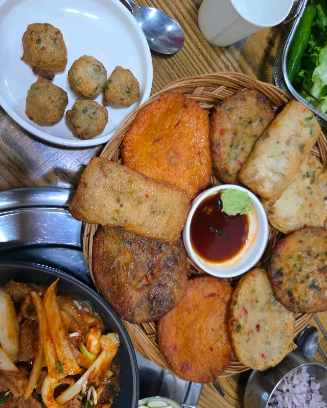 다양한 종류의 어묵이 담긴 접시