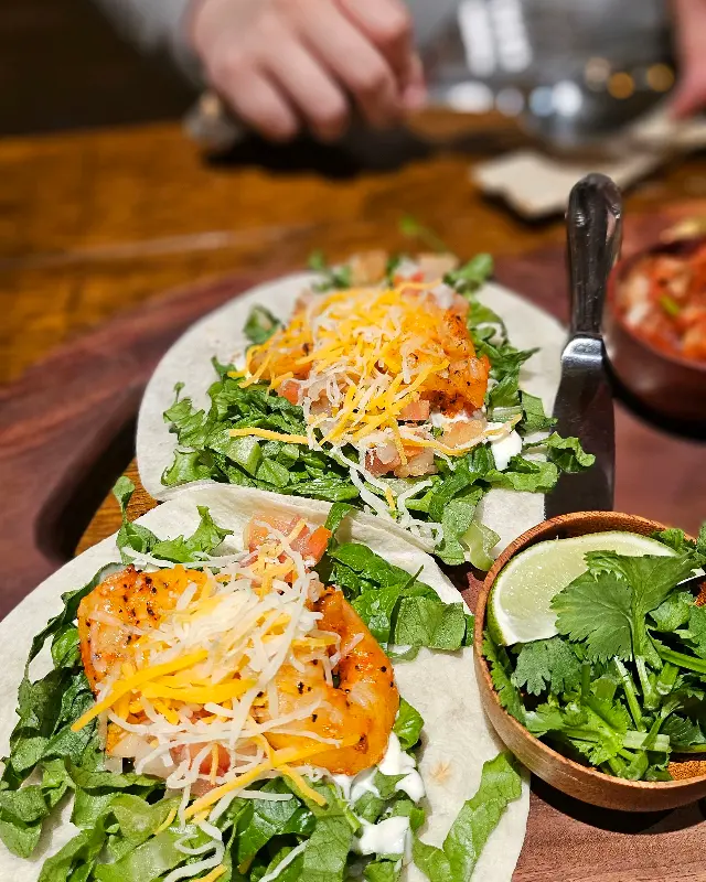 타코를 즐기는 모습